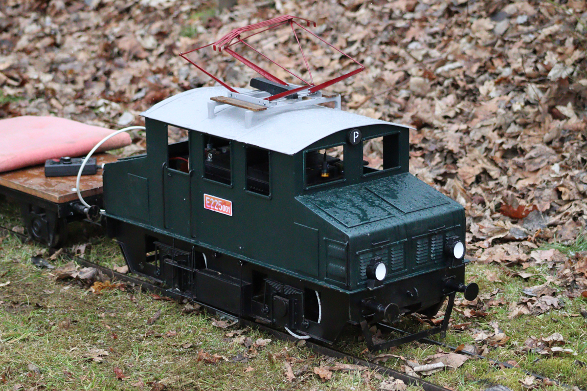 E225